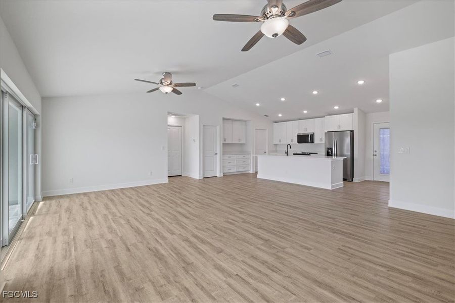 Spacious, unfurnished interior of a new home in Cape Coral, Cape Coral (Image 17).
