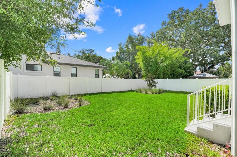 Exterior details and patio area of a home in , Orlando (Image 24).