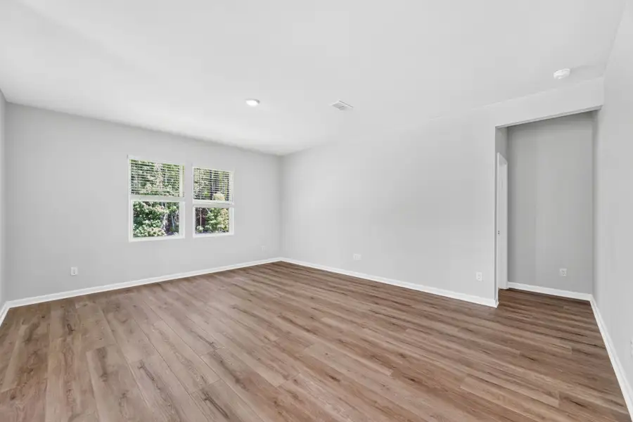 Spacious, unfurnished interior of a new home in Bradford Pointe, Summerville (Image 27).