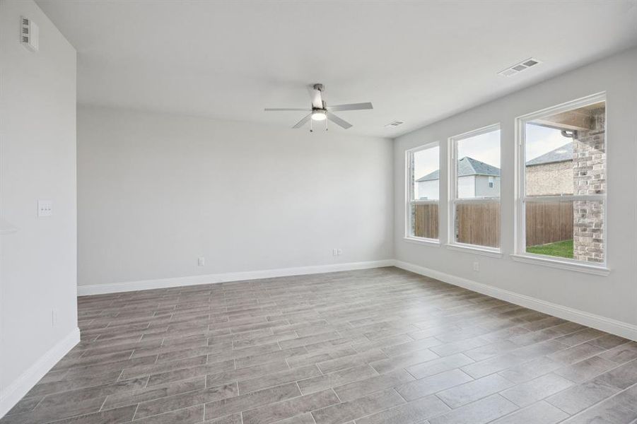 Spacious, unfurnished interior of a new home in Santorini, Seagoville (Image 12).