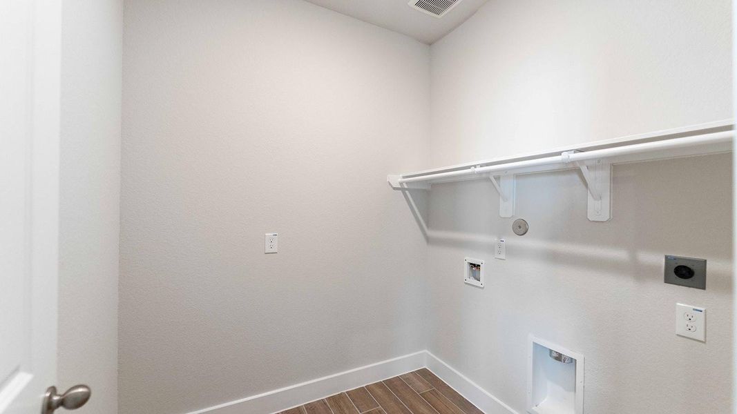 Spacious, unfurnished interior of a new home in Sunterra, Katy (Image 10).