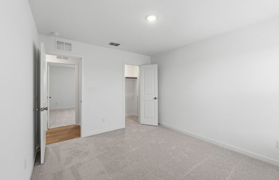 Spacious, unfurnished interior of a new home in Sunfield, Buda (Image 38).