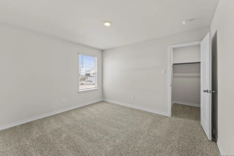 Spacious, unfurnished interior of a new home in Langdon, San Antonio (Image 27).