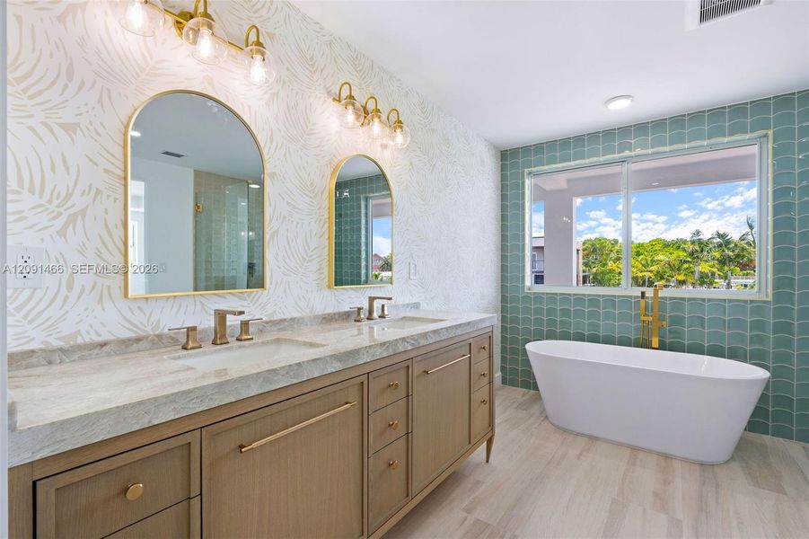 Furnished interior view inside a new home in , Tavernier (Image 59).