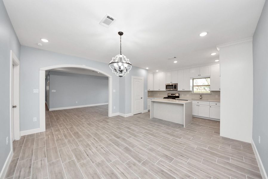 Spacious, unfurnished interior of a new home in , Houston (Image 29).