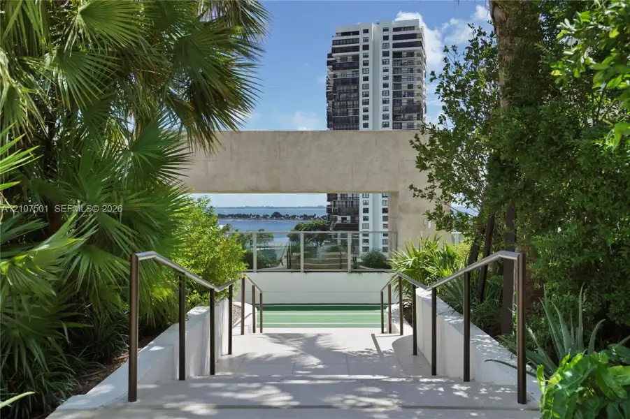 Condo located in Miami, FL showcasing its design and architecture (Image 5).