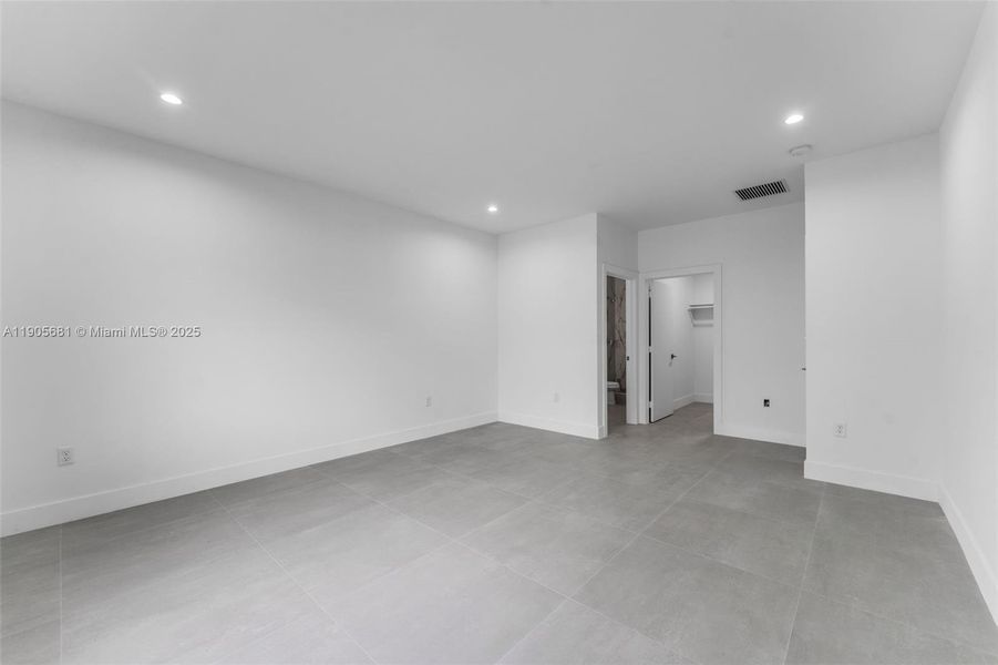 Spacious, unfurnished interior of a new home in , Miami (Image 21).