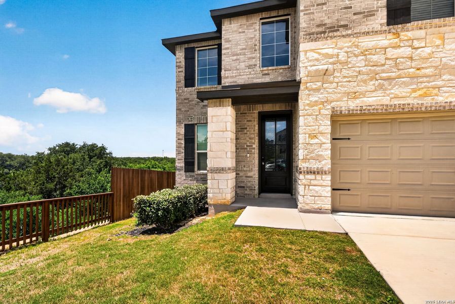 Exterior details and patio area of a home in Thomas Pond, San Antonio (Image 33).
