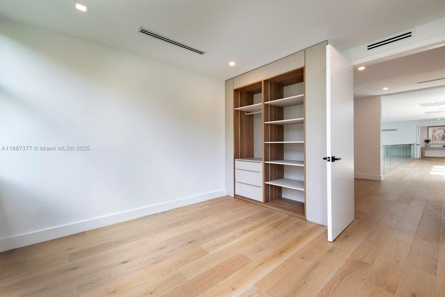 Spacious, unfurnished interior of a new home in , Pinecrest (Image 20).