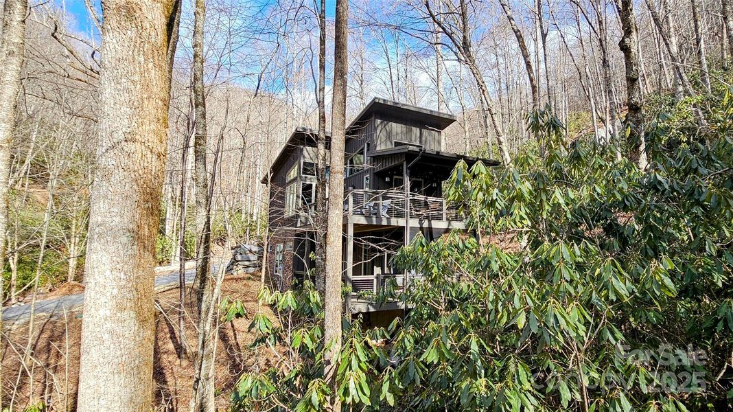 Front exterior of a new home in , Sapphire, NC, highlighting curb appeal (Image 15). Front exterior of a new home in , Sapphire, NC, highlighting curb appeal (Image 15).