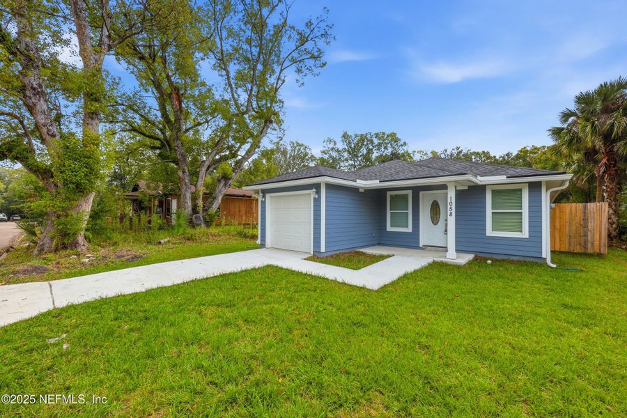 Exterior details and patio area of a home in , Jacksonville (Image 21).