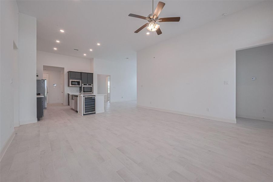 Spacious, unfurnished interior of a new home in Lago Mar, Texas City (Image 26).