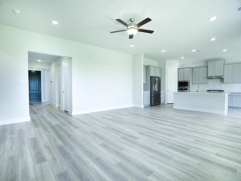 Spacious, unfurnished interior of a new home in Lago Mar, Texas City (Image 7).