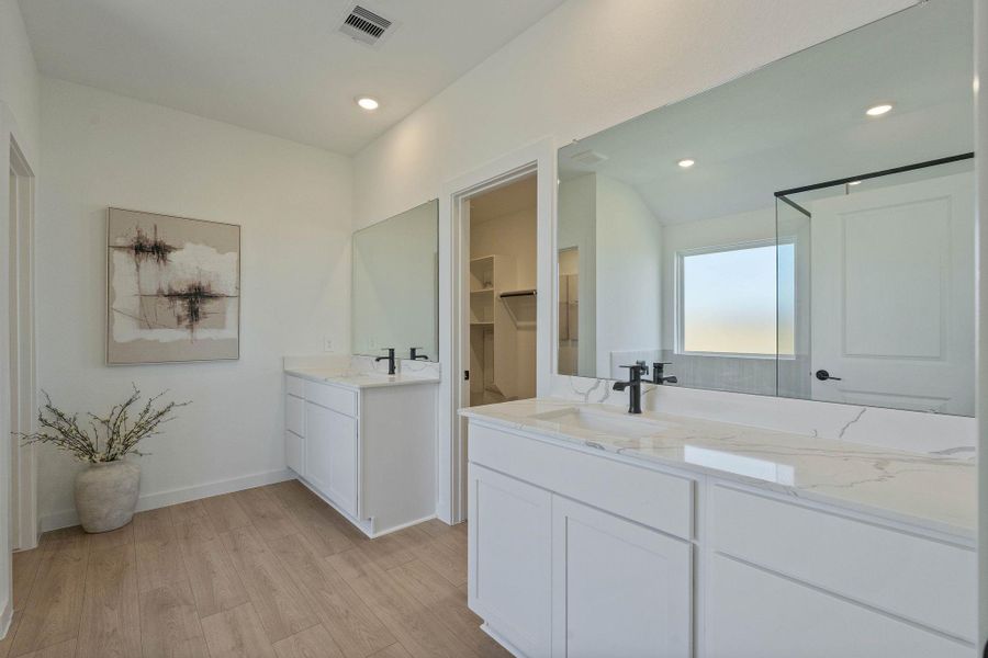 Furnished interior view inside a new home in Riverside Estates, Mont Belvieu (Image 8).