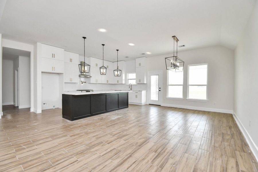 Spacious, unfurnished interior of a new home in , Angleton (Image 39).