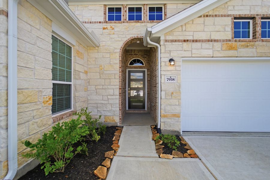 Exterior details and patio area of a home in Ashland, Richwood (Image 3).