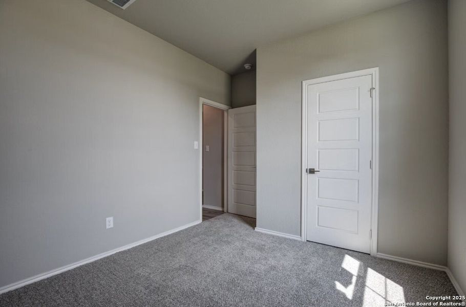 Spacious, unfurnished interior of a new home in Hickory Ridge, San Antonio (Image 16).