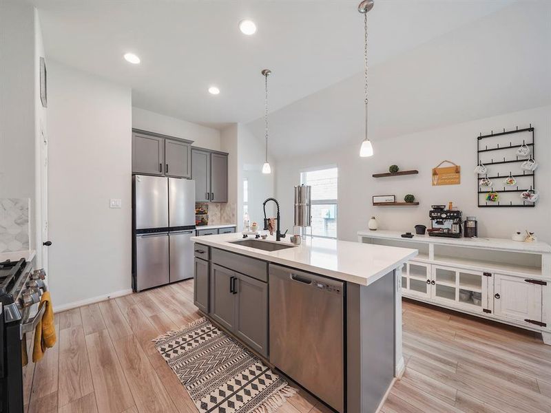 Look at this gorgeous island and stainless appliances.