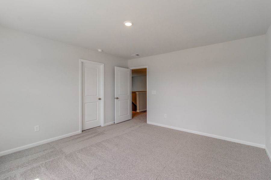 Spacious, unfurnished interior of a new home in Bluefield, Lexington (Image 34).