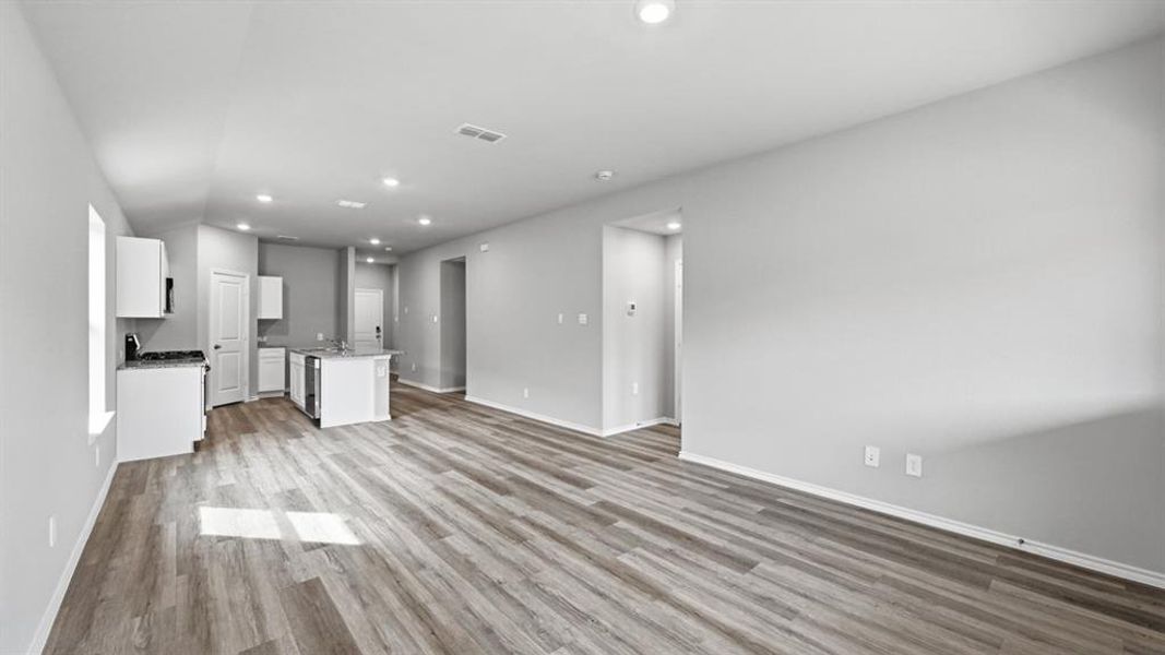 Spacious, unfurnished interior of a new home in Hickory Grove, Krum (Image 18).