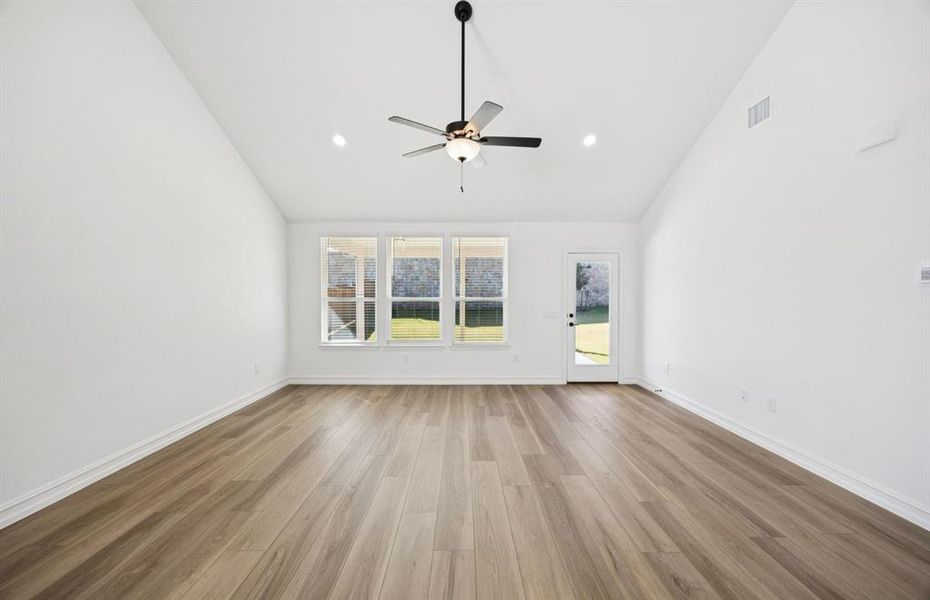 Gathering room with direct access to the backyard