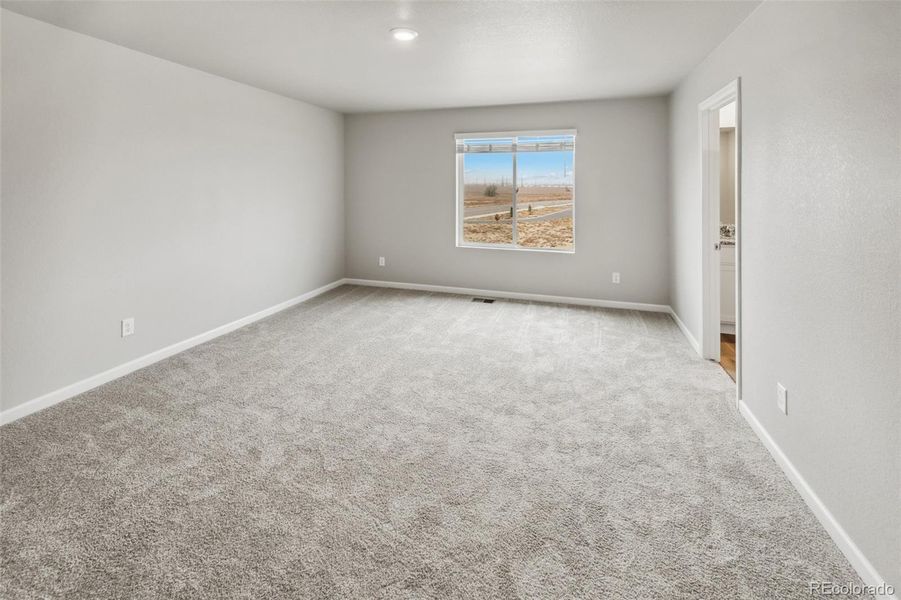 Spacious, unfurnished interior of a new home in Cottonwood Greens, Fort Lupton (Image 17).