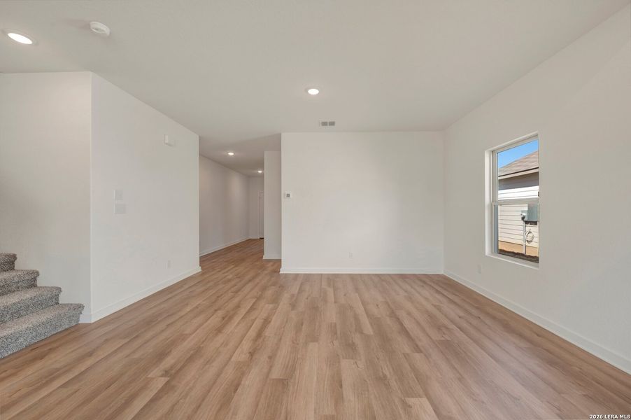 Spacious, unfurnished interior of a new home in Cinco Lakes, San Antonio (Image 37).