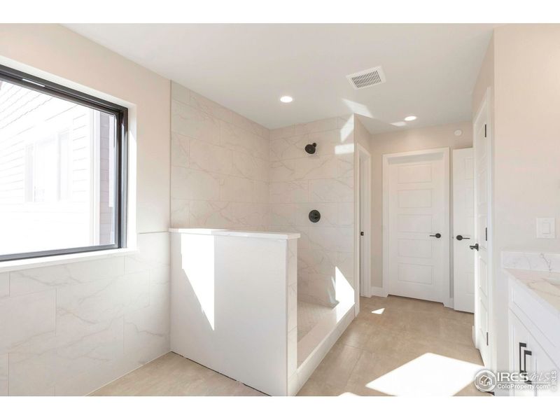 Spacious, unfurnished interior of a new home in , Superior (Image 18).