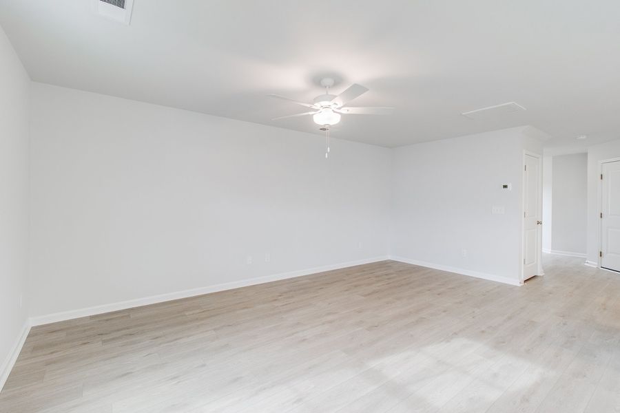 Spacious, unfurnished interior of a new home in Bluefield, Lexington (Image 17).