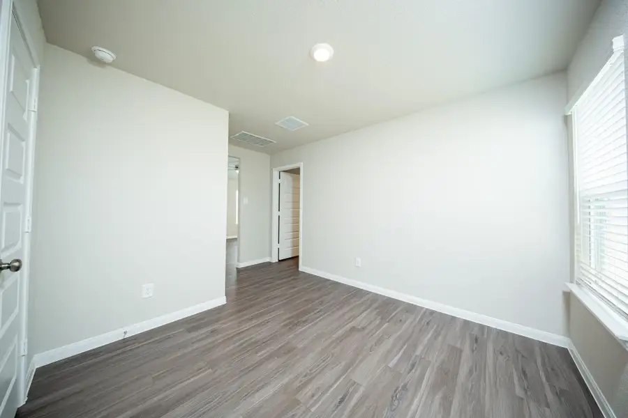 Spacious, unfurnished interior of a new home in Bammel Oaks, Houston (Image 7).