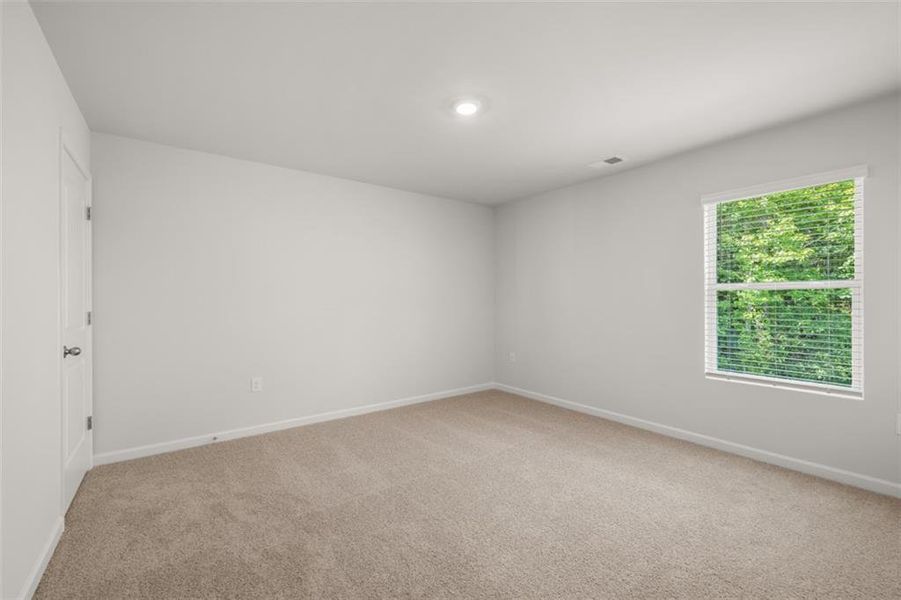 Spacious, unfurnished interior of a new home in Oakleigh Glen, Dallas (Image 12).