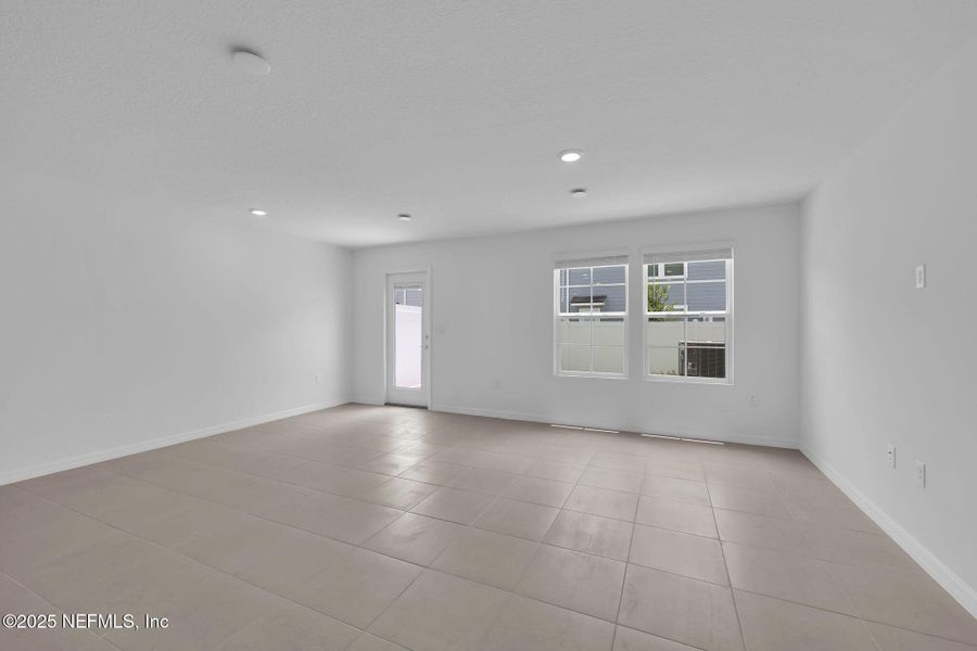 Spacious, unfurnished interior of a new home in , Jacksonville (Image 7).