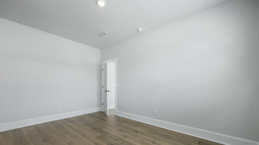 Spacious, unfurnished interior of a new home in Sheep Island, Summerville (Image 14).