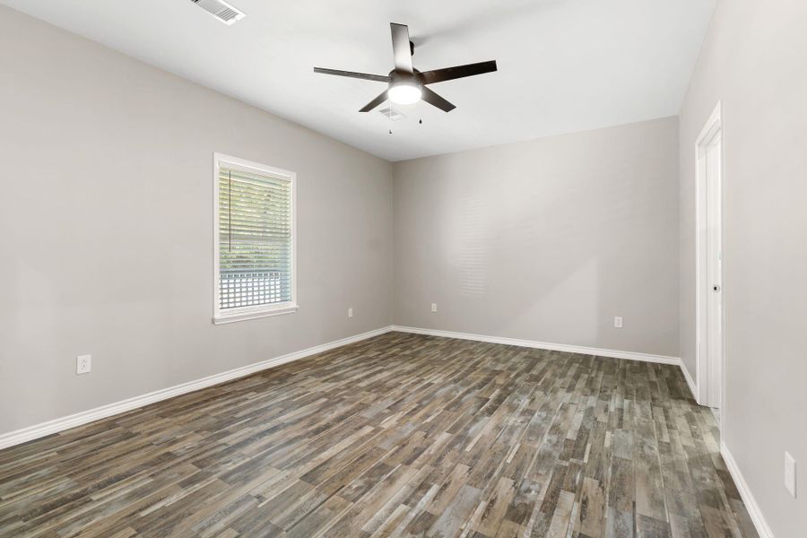 Spacious, unfurnished interior of a new home in , Onalaska (Image 8).
