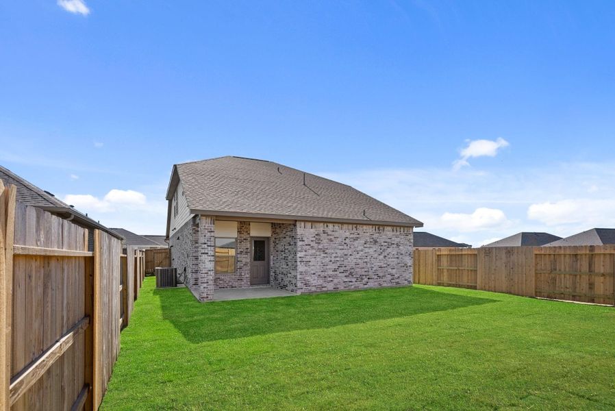Exterior details and patio area of a home in Creekhaven, Rosharon (Image 4).