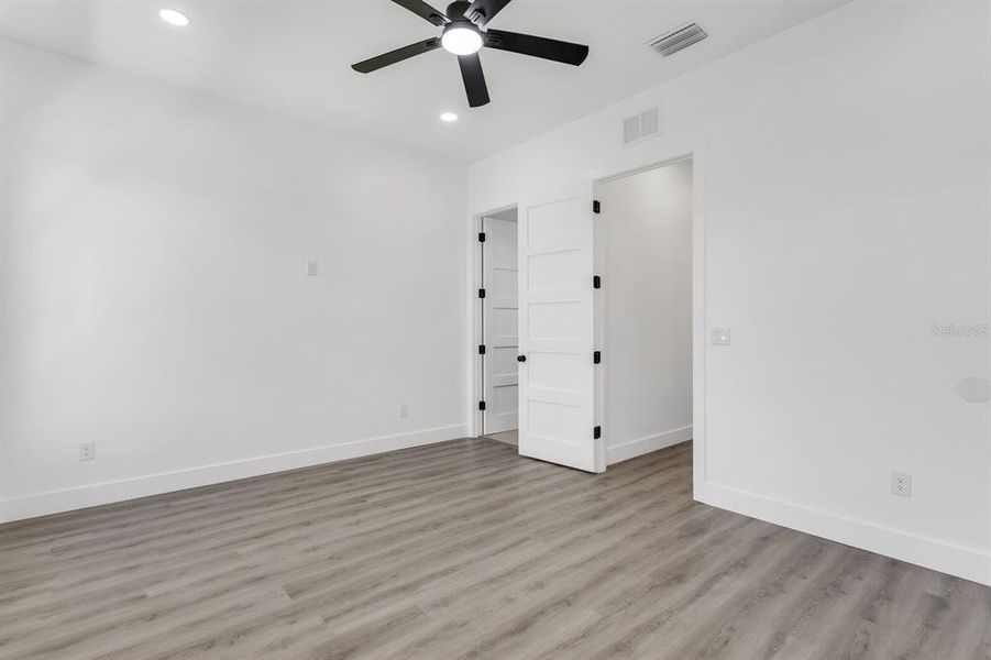 Spacious, unfurnished interior of a new home in , Tampa (Image 24).