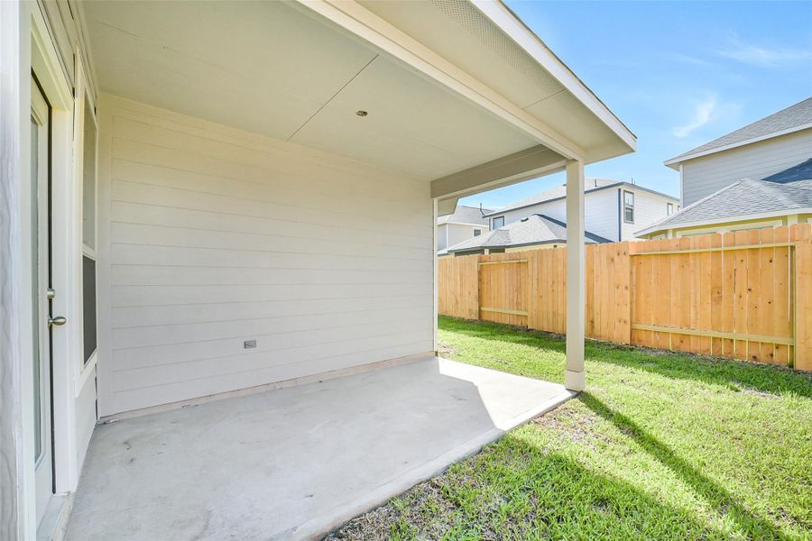 Exterior details and patio area of a home in Anderson Lake, Houston (Image 27).