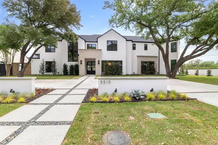 6 bedrooms, 7 baths, pool and spa... 6 bedrooms, 7 baths, pool and spa...