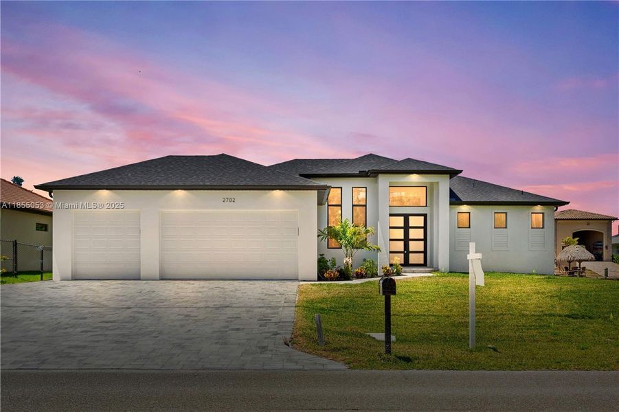 4-bed, 3-bath, Jacuzzi Spa & Pool & 3-Car Garage! 4-bed, 3-bath, Jacuzzi Spa & Pool & 3-Car Garage!