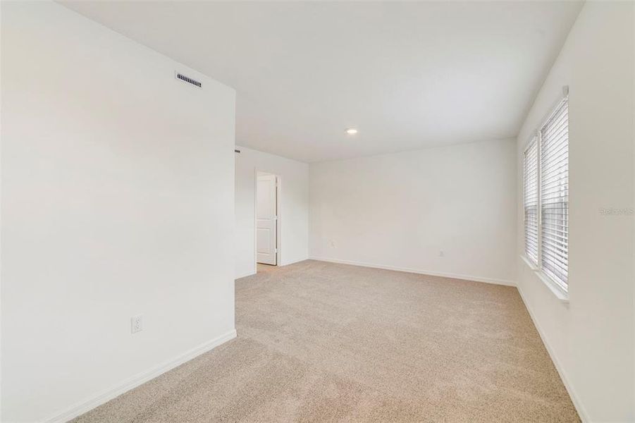 Spacious, unfurnished interior of a new home in Aulin Square, Oviedo (Image 19). Spacious, unfurnished interior of a new home in Aulin Square, Oviedo (Image 19).