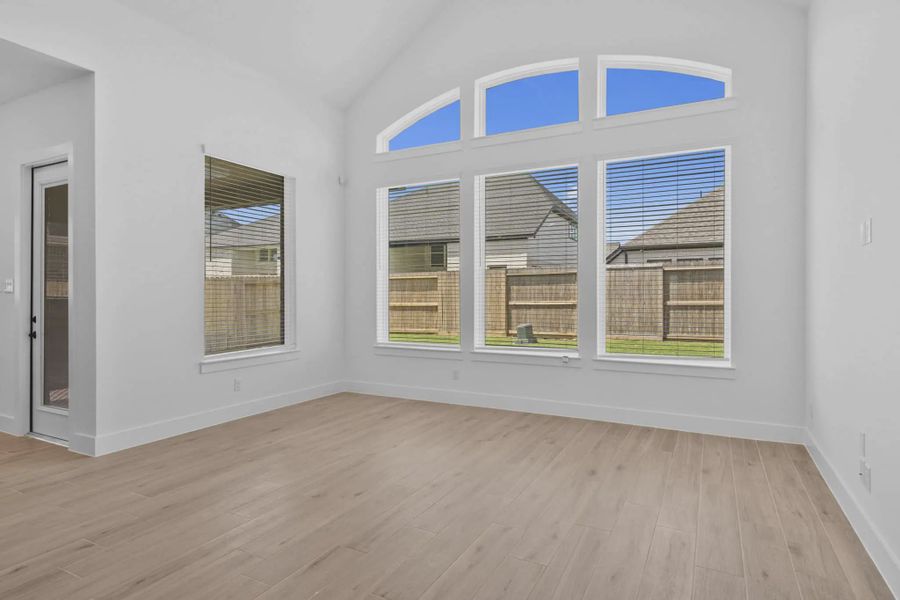 Spacious, unfurnished interior of a new home in Jordan Ranch 55's, Fulshear (Image 13).