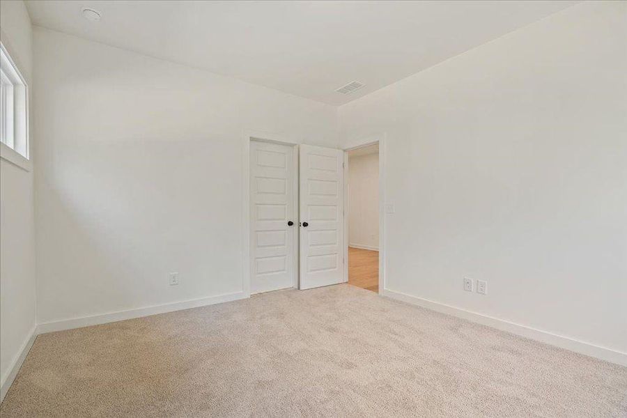 Spacious, unfurnished interior of a new home in , Gainesville (Image 28).