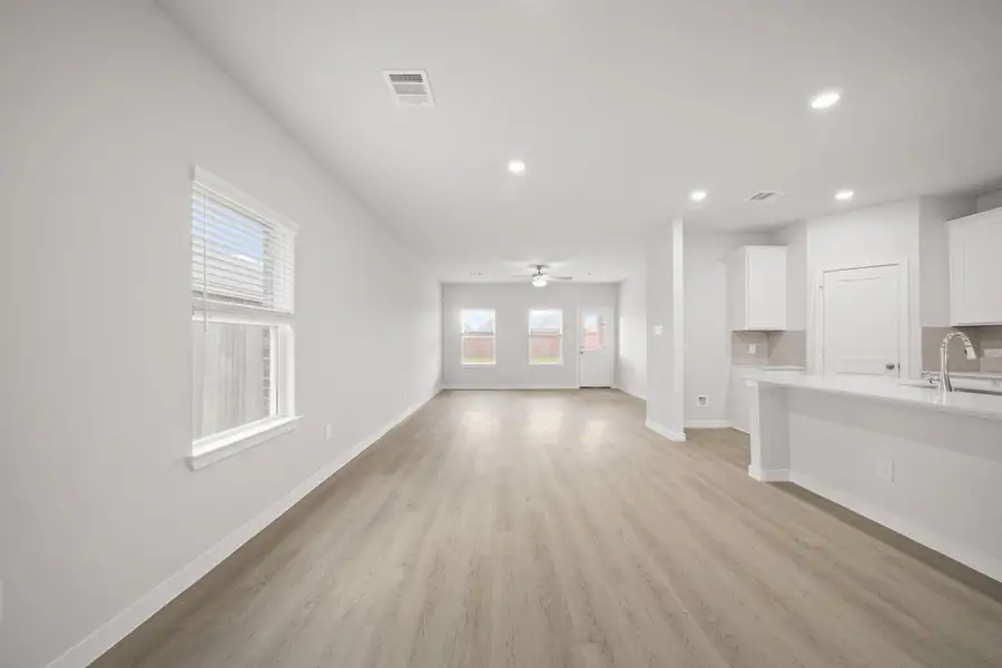 Spacious, unfurnished interior of a new home in Sunterra, Katy (Image 10).
