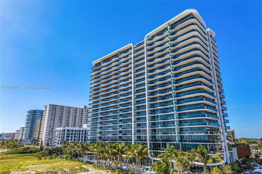 Condo located in Pompano Beach, FL showcasing its design and architecture (Image 24).