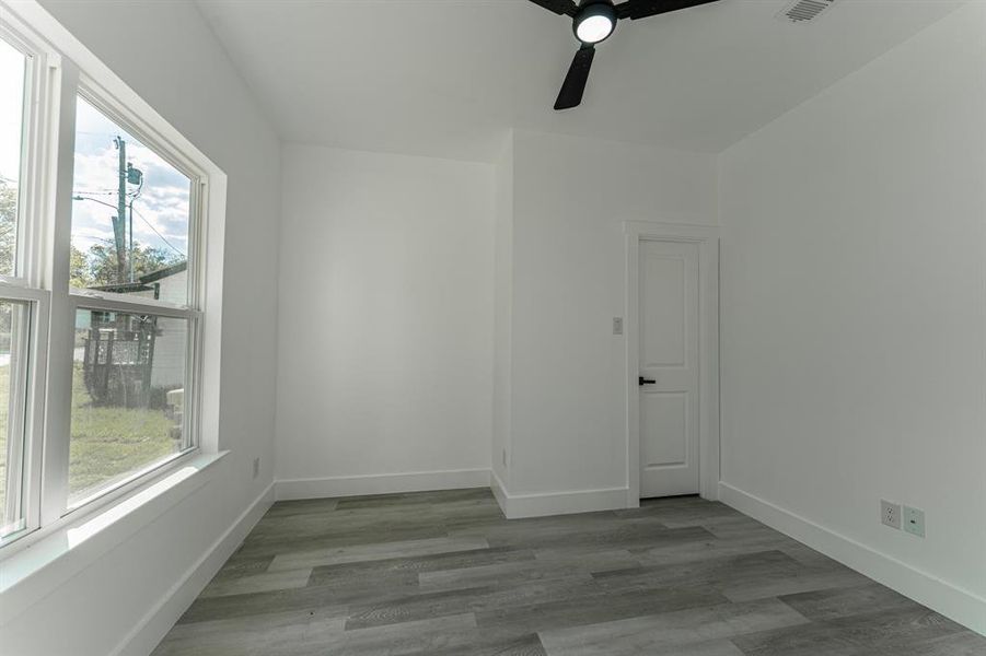Spacious, unfurnished interior of a new home in , Sulphur Springs (Image 13).