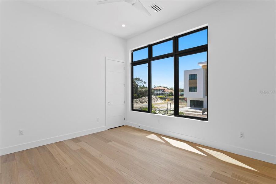 Spacious, unfurnished interior of a new home in , Tampa (Image 55).