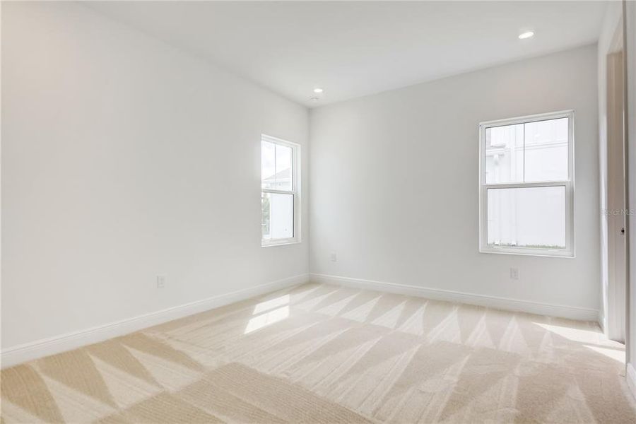 Spacious, unfurnished interior of a new home in Bungalow Walk at Lakewood Ranch, Sarasota (Image 17).