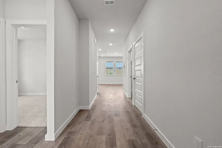 Spacious, unfurnished interior of a new home in Hiddenbrooke, Seguin (Image 17).