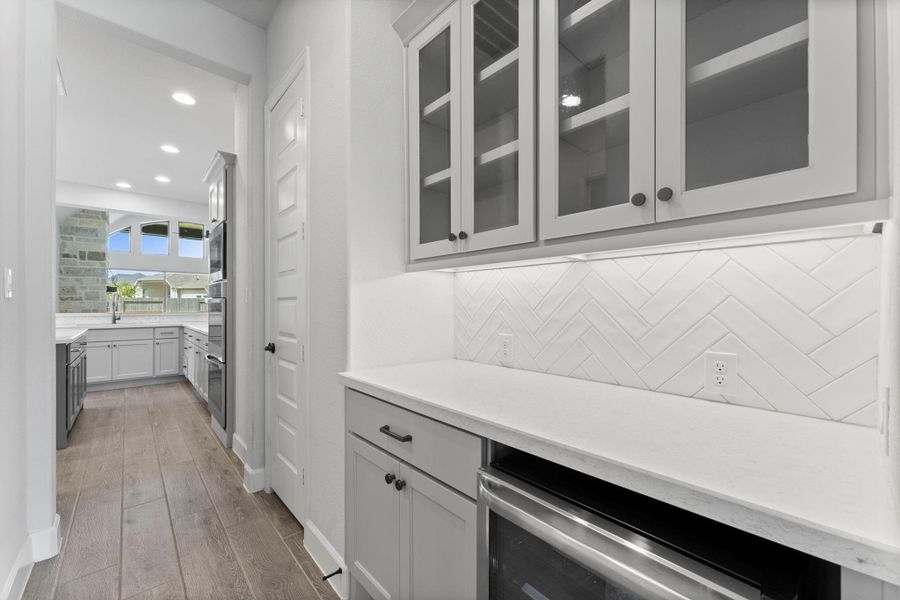 Perfect for entertaining with seamless flow from prep to presentation. Perfect for entertaining with seamless flow from prep to presentation.