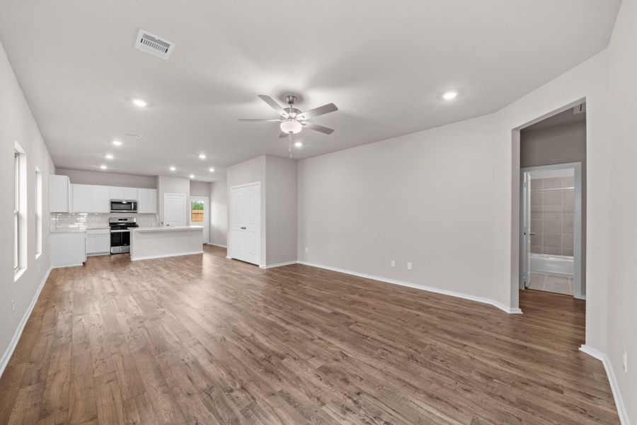 Spacious, unfurnished interior of a new home in Creekhaven, Rosharon (Image 14).